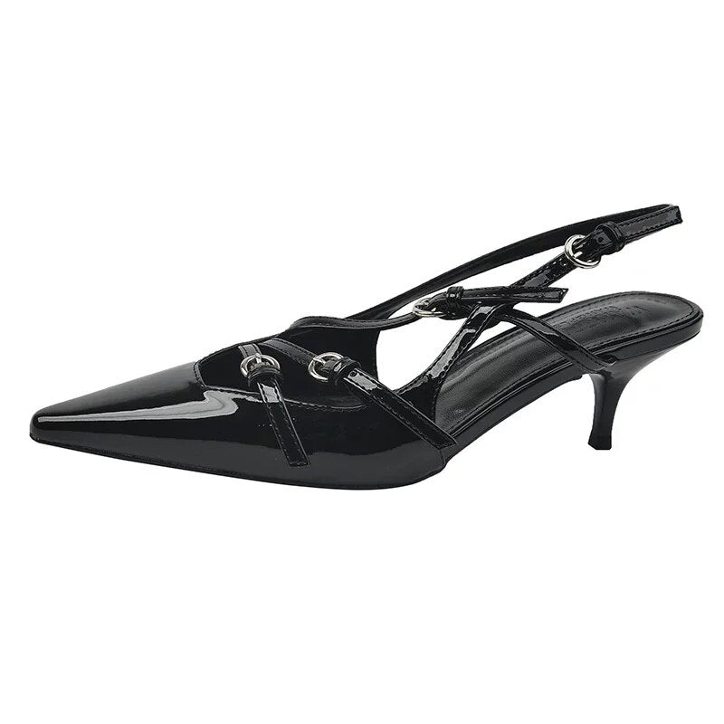 Scarpin Slingback em Couro com Fivelas