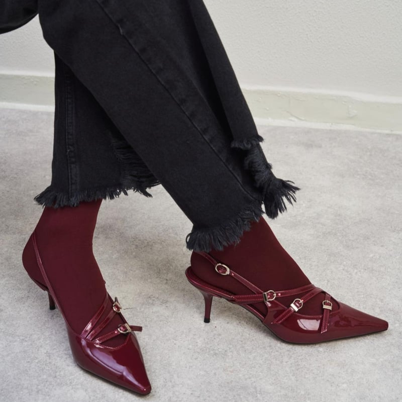 Scarpin Slingback em Couro com Fivelas