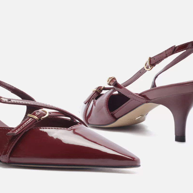 Scarpin Slingback em Couro com Fivelas
