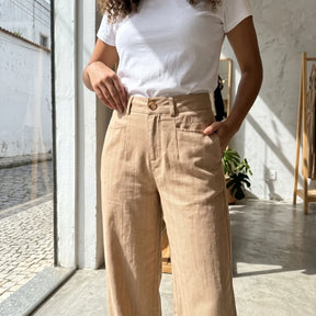 [Leve 4, Pague Só 2!] Calça Amara Feminina em Algodão, Viscose e Trama de Linho de Cintura Alta com Bolsos Frontais e Bordado Sutil