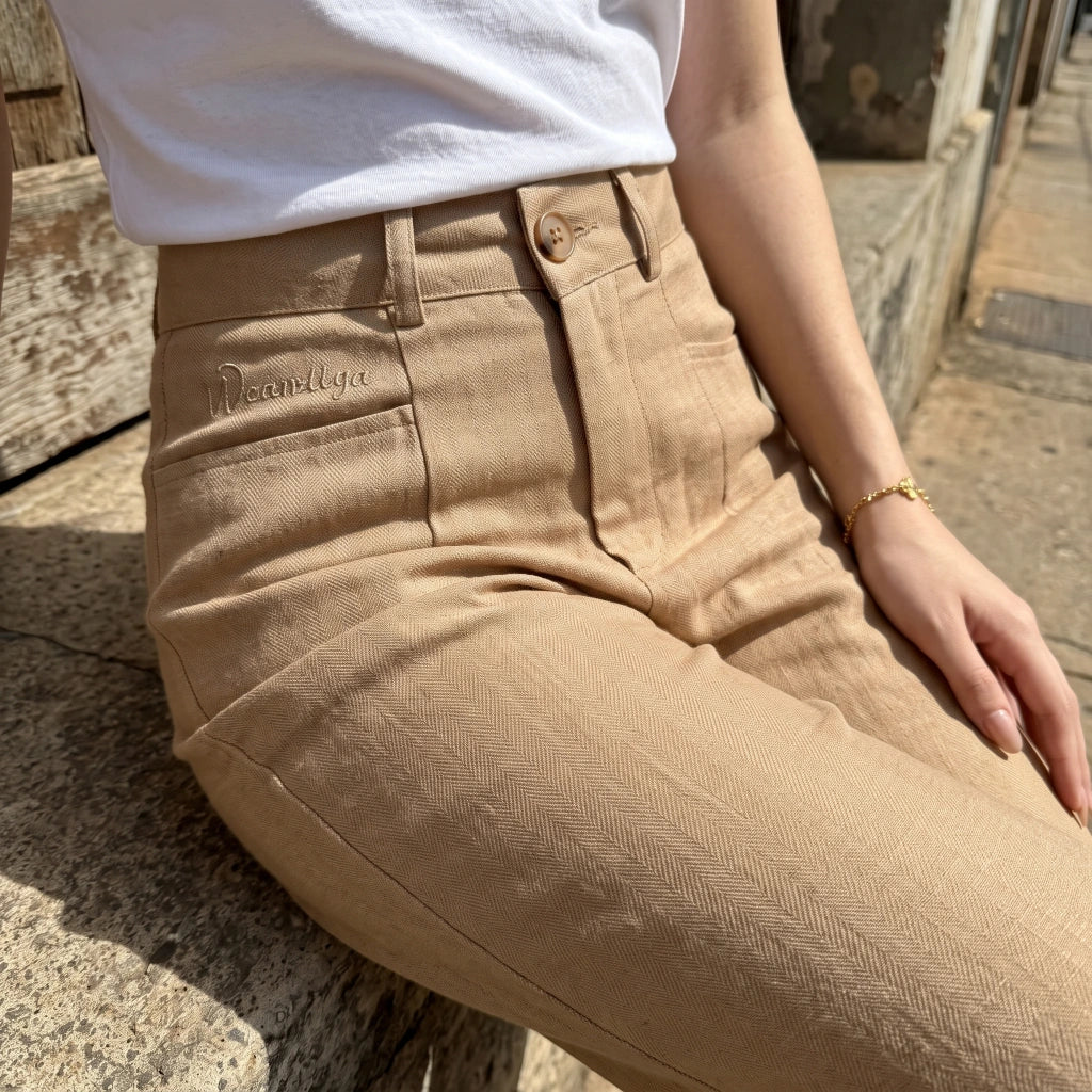 [Leve 4, Pague Só 2!] Calça Amara Feminina em Algodão, Viscose e Trama de Linho de Cintura Alta com Bolsos Frontais e Bordado Sutil