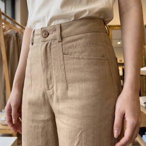 [Leve 4, Pague Só 2!] Calça Amara Feminina em Algodão, Viscose e Trama de Linho de Cintura Alta com Bolsos Frontais e Bordado Sutil